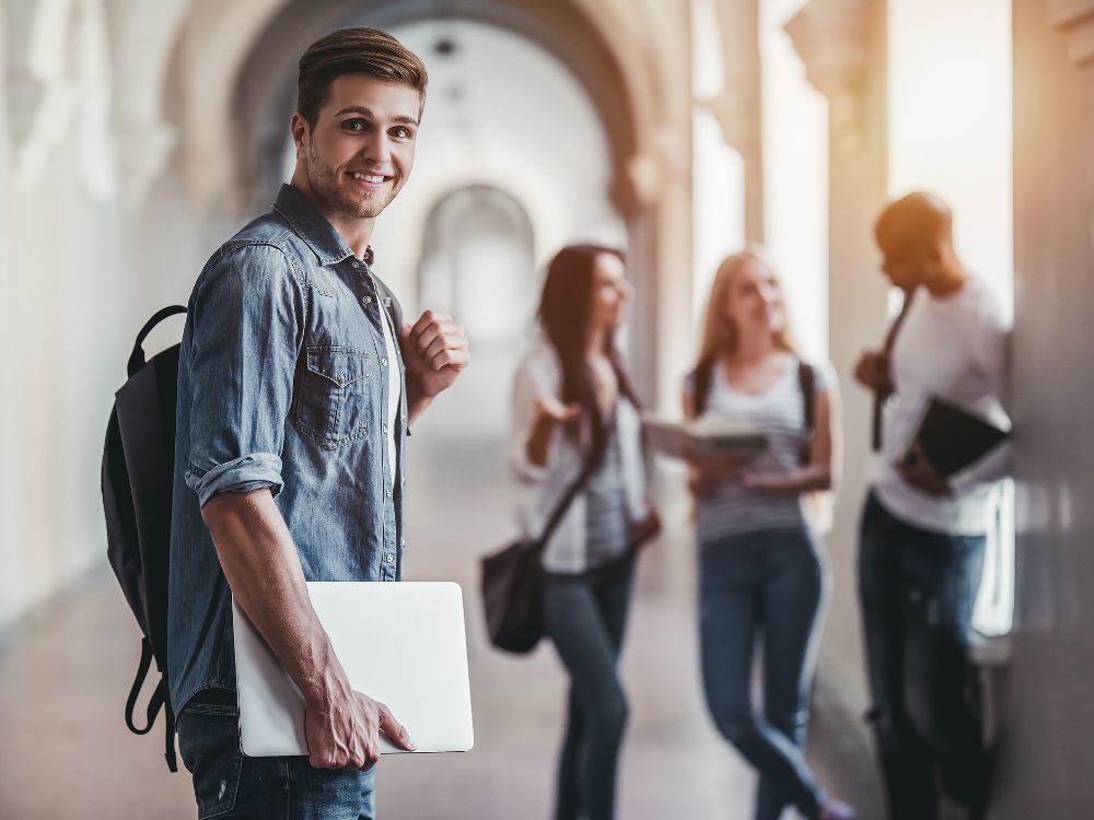 Como um software de gestão educacional pode facilitar o processo de inscrição e matrícula de alunos?