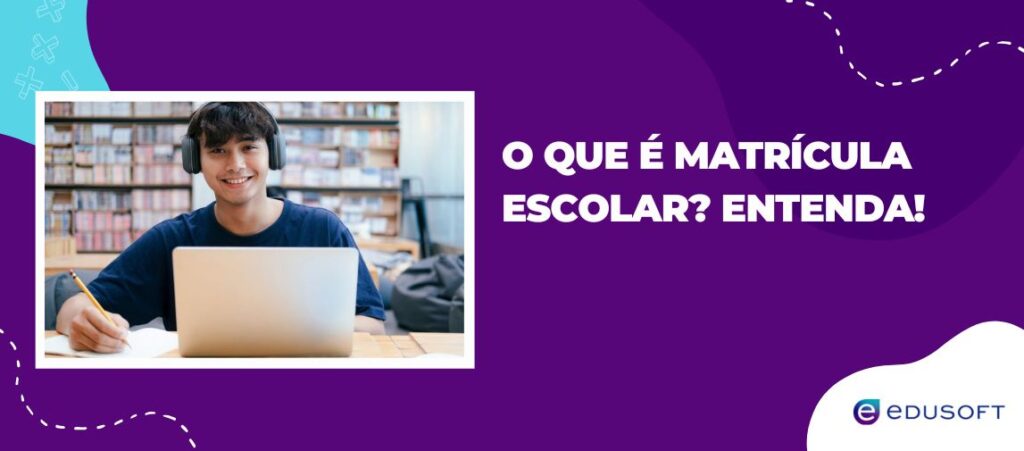 Estudante sorridente com fones e laptop em biblioteca, ilustrando o que é matrícula escolar.