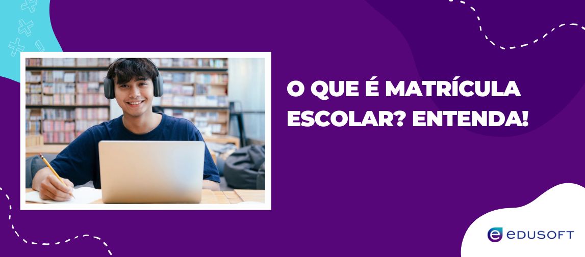Estudante sorridente com fones e laptop em biblioteca, ilustrando o que é matrícula escolar.