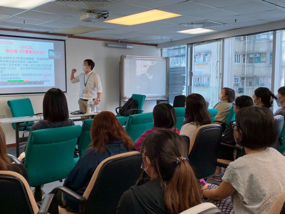 Sala de aula com adultos e professor explicando conceitos de gestão da aprendizagem em sala de aula.