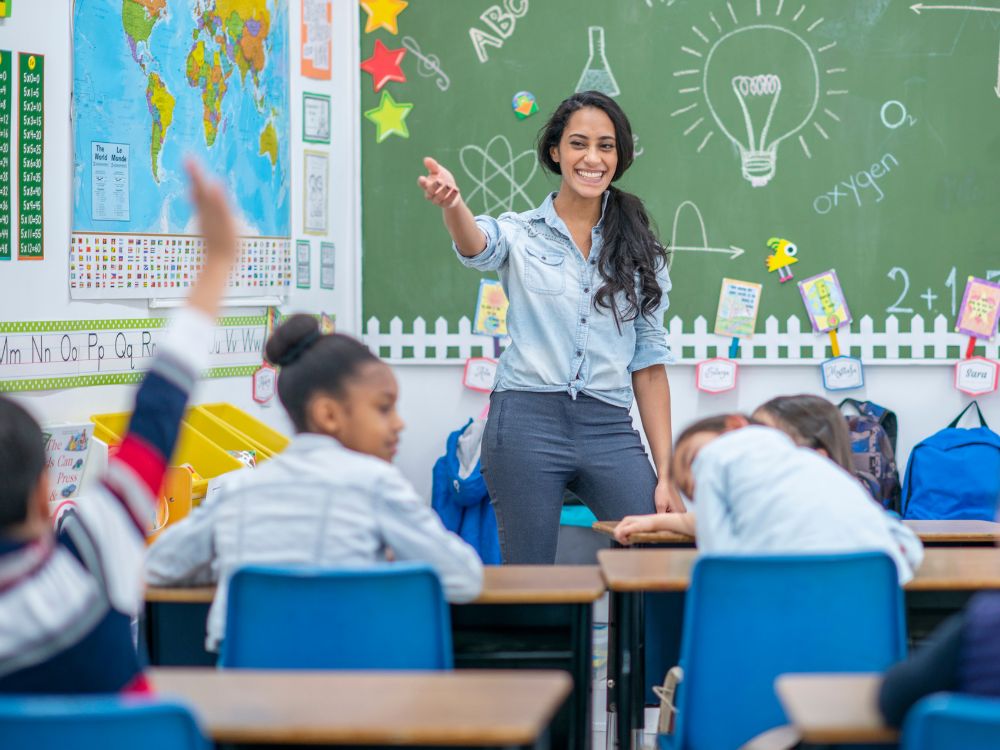 Professora conduzindo aula com alunos participativos, cenário ideal para gestão da aprendizagem em sala de aula.