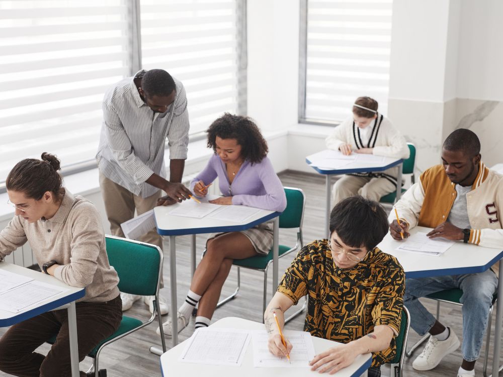 Acompanhamento dos alunos durante uma avaliação mostra na prática o que é gestão de sala de aula em ambientes de ensino médio e superior.