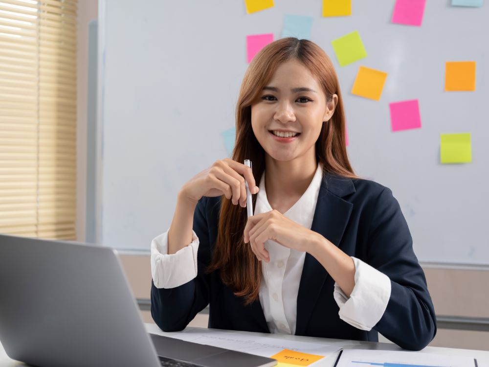Coordenadora acadêmica organizando tarefas administrativas com apoio de software de gestão escolar moderno e funcional para instituições.