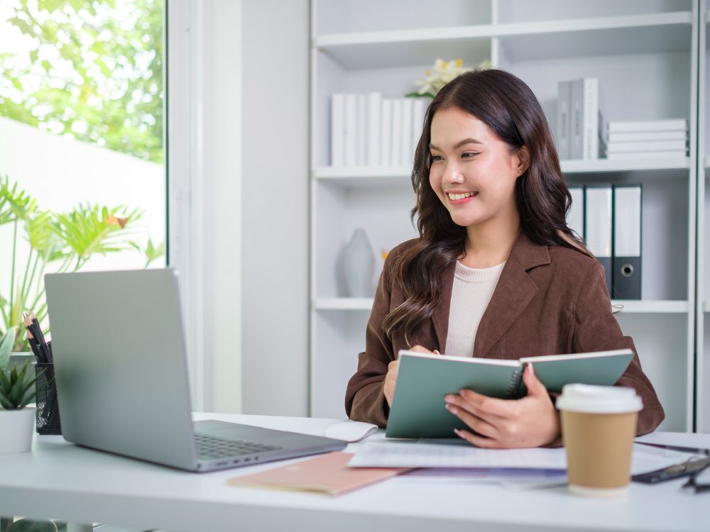 Gestora escolar utilizando software de gestão escolar para acompanhar indicadores acadêmicos, financeiros e operacionais em tempo real.