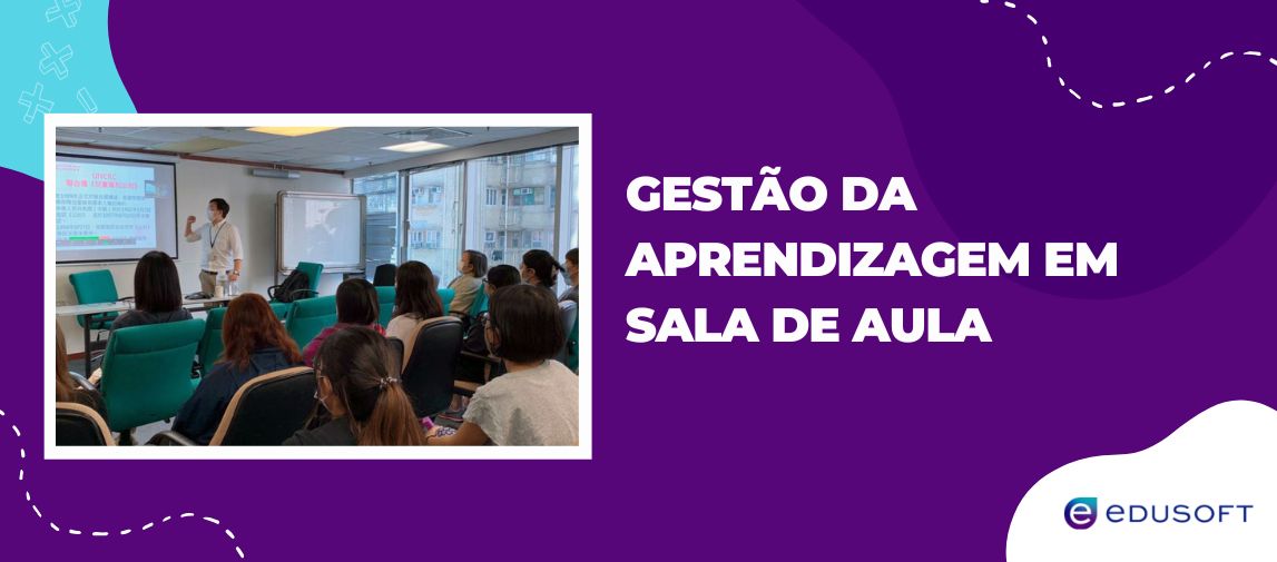 Apresentação sobre gestão da aprendizagem em sala de aula com grupo de alunos atentos e professor explicando, destacando estratégias educacionais.