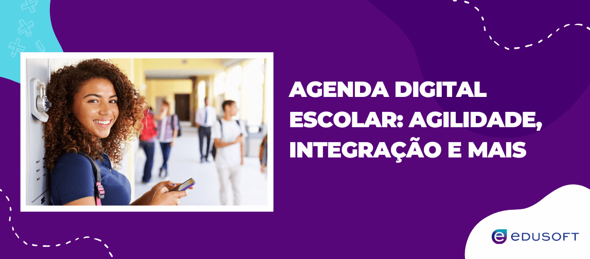 Aluna sorri enquanto usa o celular no corredor da escola, representando os benefícios da Agenda Digital Escolar com agilidade e integração.