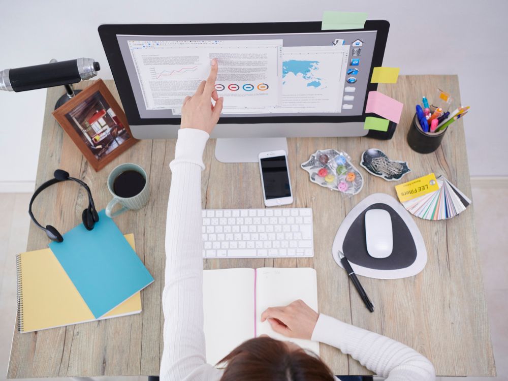 Ferramentas educacionais digitais auxiliam na organização de dados, planejamento de aulas e ensino a distância com recursos visuais.
