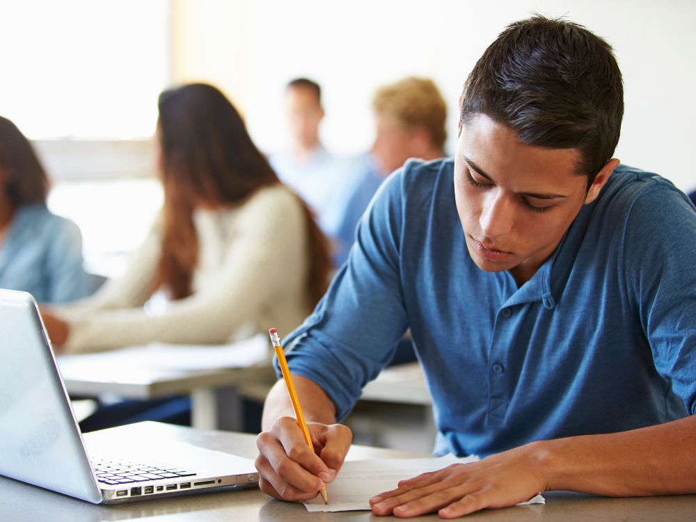Ferramentas educacionais combinam ensino tradicional com tecnologia, apoiando o aprendizado ativo e personalizado em sala de aula.