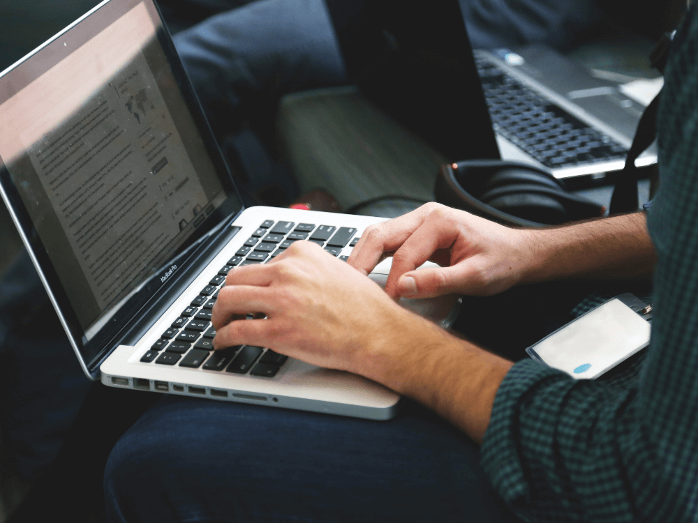 Aluno digitando no notebook com destaque em Software Educacional: conheça a Edusoft