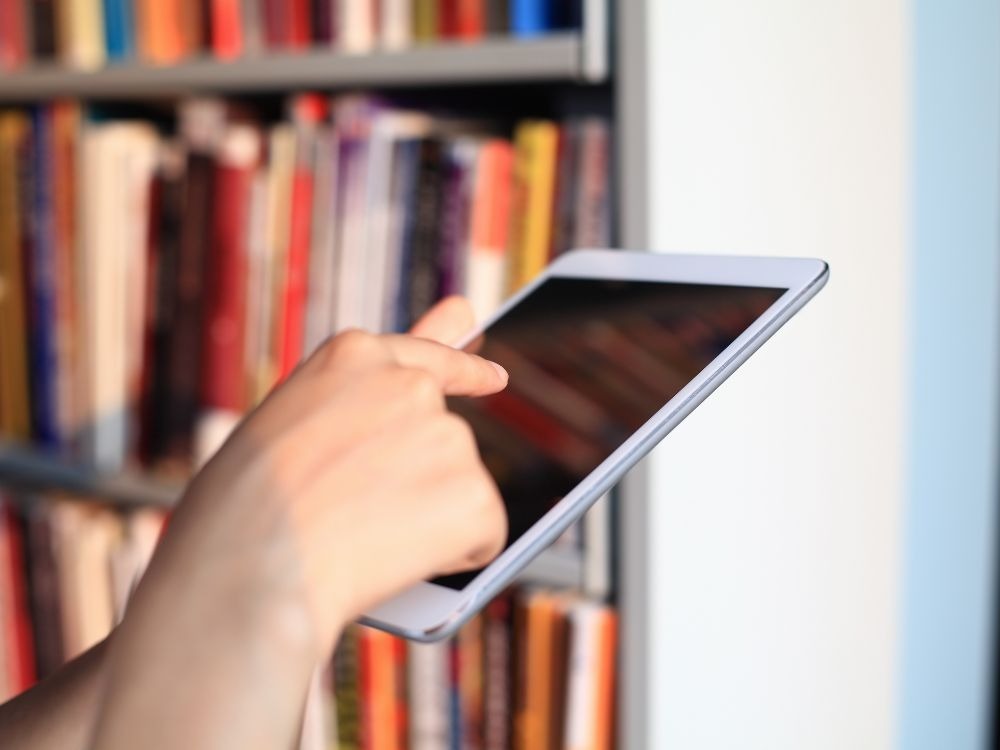 Uso de tecnologia na gestão de acervo mostra como organizar biblioteca escolar de forma moderna e integrada com sistemas digitais.