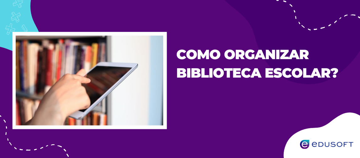 Banner com pessoa usando tablet em frente a estante e o título “Como organizar biblioteca escolar?”, representando práticas modernas de como organizar biblioteca escolar.