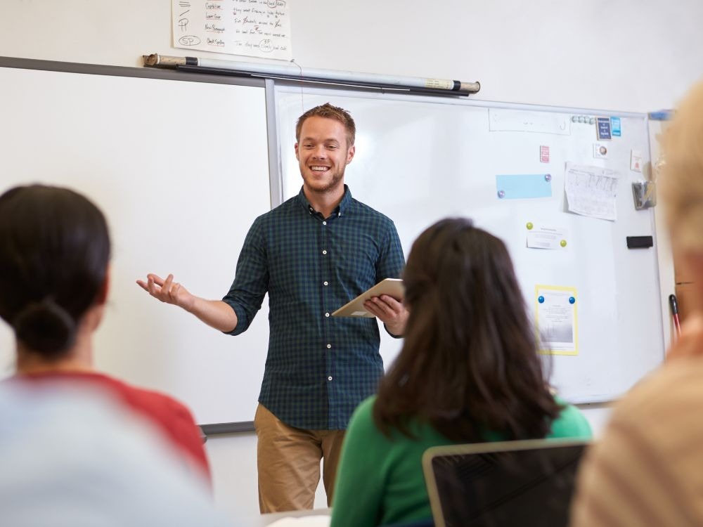 Professor apresenta conceitos sobre desempenho escolar e qualidade do ensino, destacando a importância dos indicadores educacionais.