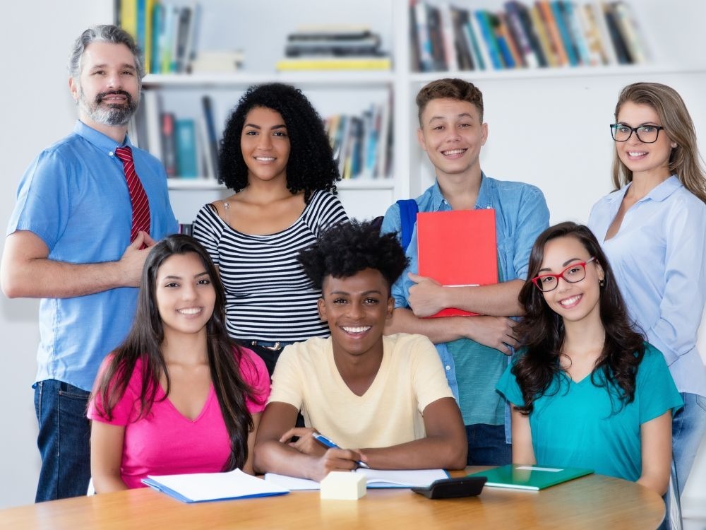 Equipe de professores e estudantes representa um ambiente colaborativo, essencial para entender como avaliar professores com transparência.