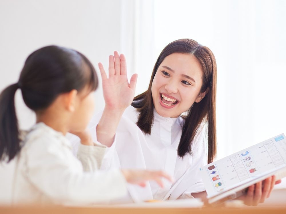 A troca entre professora e aluna ilustra o cuidado e a empatia presentes em processos de como avaliar professores nas instituições escolares.