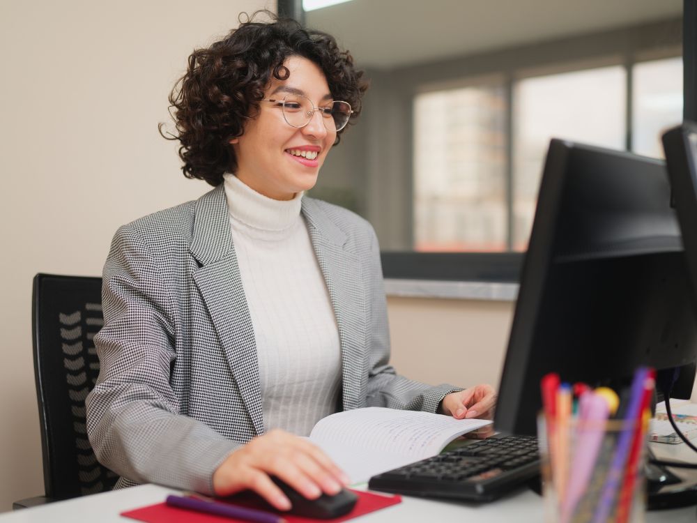 Equipe administrativa analisando informações no computador, representando a rastreabilidade de matrículas na escola com mais segurança e eficiência.
