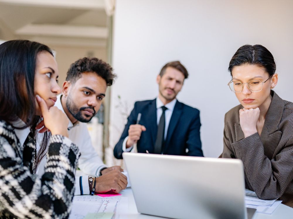 Equipe analisando dados em reunião, cenário que ilustra etapas do planejamento escolar relacionadas à gestão, análise e tomada de decisões.