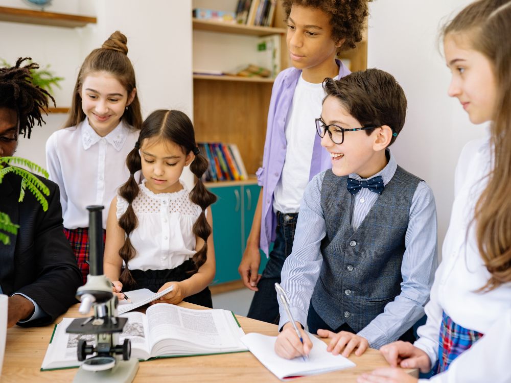 Alunos participando de atividade prática com professor, momento que representa etapas do planejamento escolar voltadas ao engajamento e aprendizagem ativa.