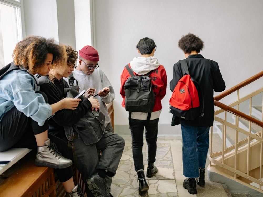 Grupo de estudantes em ambiente universitário, contexto que ajuda a entender a evasão no ensino superior e desafios acadêmicos.