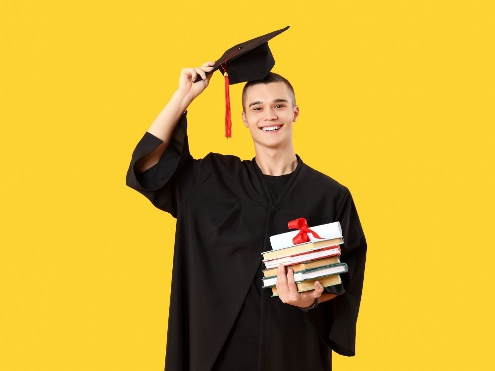 Estudante formado com livros e diploma, contrastando com os desafios da evasão no ensino superior durante a graduação.