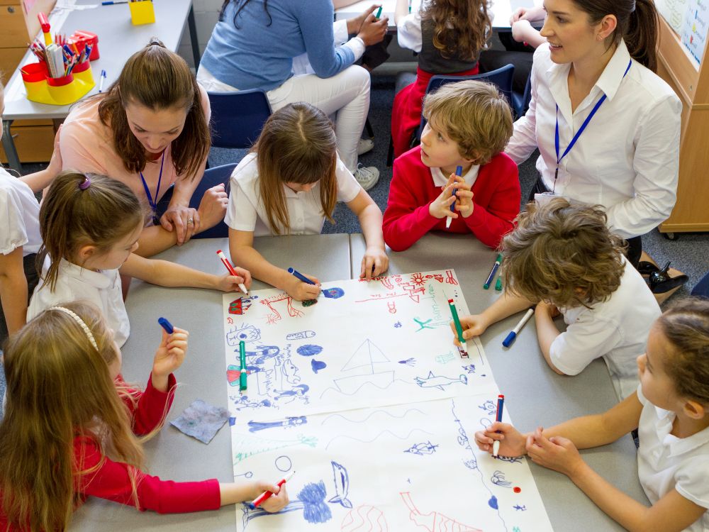 Alunos em sala participando de atividade em grupo, cenário que ajuda a analisar indicadores de evasão escolar ligados ao engajamento e interação.