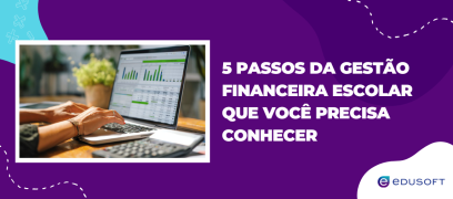 Profissional analisando gráficos e planilhas no computador, representando os principais passos para uma gestão financeira escolar eficiente.
