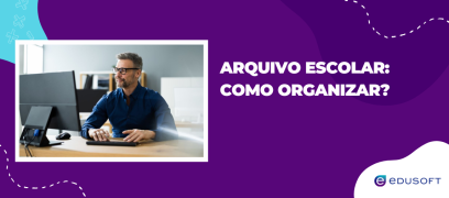 Banner institucional com profissional trabalhando em computador e o texto “Arquivo escolar: como organizar?”, representando orientações práticas sobre como organizar arquivo escolar de forma digital e estruturada.